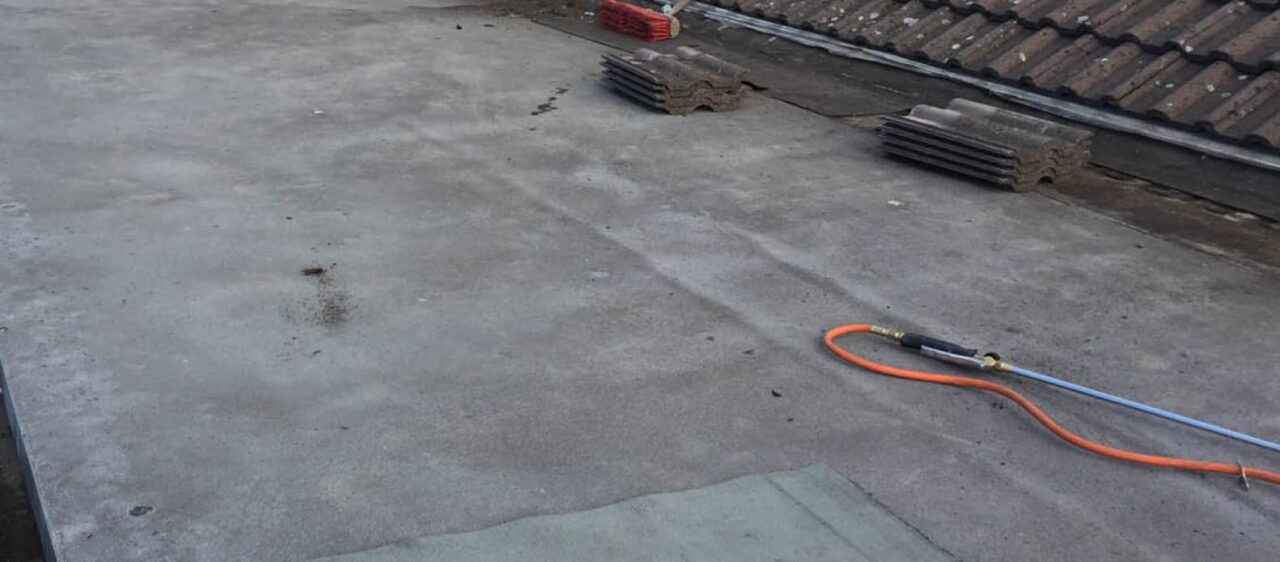 https://kclroofing.co.uk/wp-content/uploads/2017/03/Felt-Roof-Repair-and-Installed-1280x562.jpg