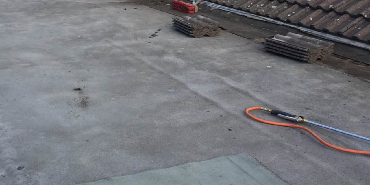 https://kclroofing.co.uk/wp-content/uploads/2017/03/Felt-Roof-Repair-and-Installed-1280x640.jpg