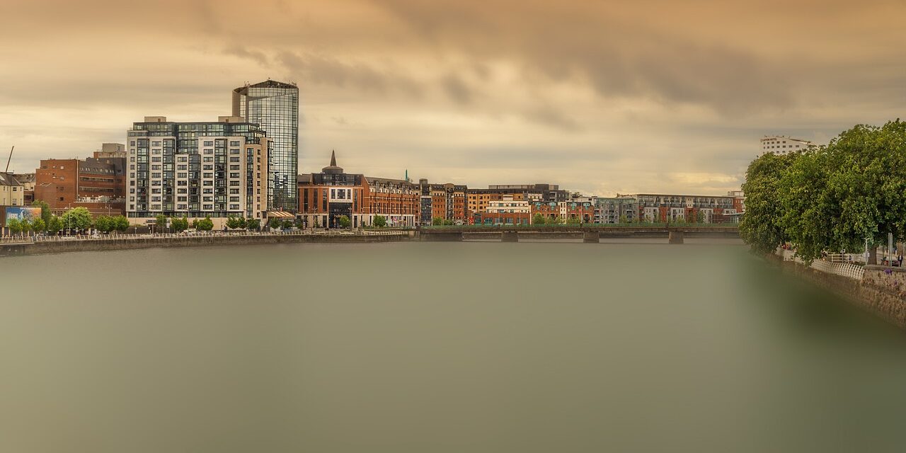 https://kclroofing.co.uk/wp-content/uploads/2021/02/limerick-5200627_1280-1280x640.jpg