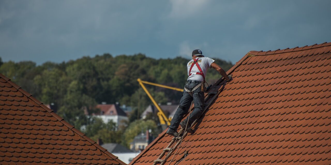https://kclroofing.co.uk/wp-content/uploads/2021/06/roofers-2891664_1920-1280x640.jpg